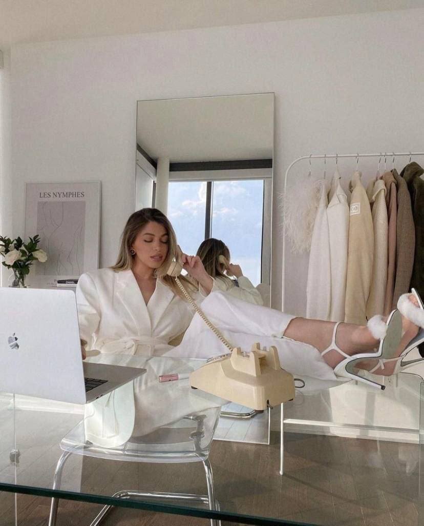 Признайтесь, что вы живете только для себя. Называйте это целью, любовью, делом, идеалом, наконец. 

Но все эти цели и идеалы — ваши, лично ваши, и ничьи другие. Каждого честного человека можно назвать эгоистом. 

Тот, кто живет не для самого себя, — вообще не живет. 

Вы не сможете изменить этого, потому что с самого рождения единственной и совершенной целью для человека является он сам.