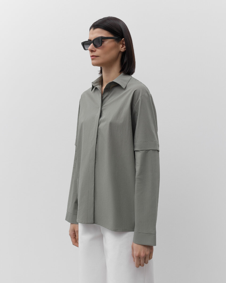 На фото представлена рубашка АНУК (арт. 22025BL), брюки ЛЕОНА (арт. 21124TR).