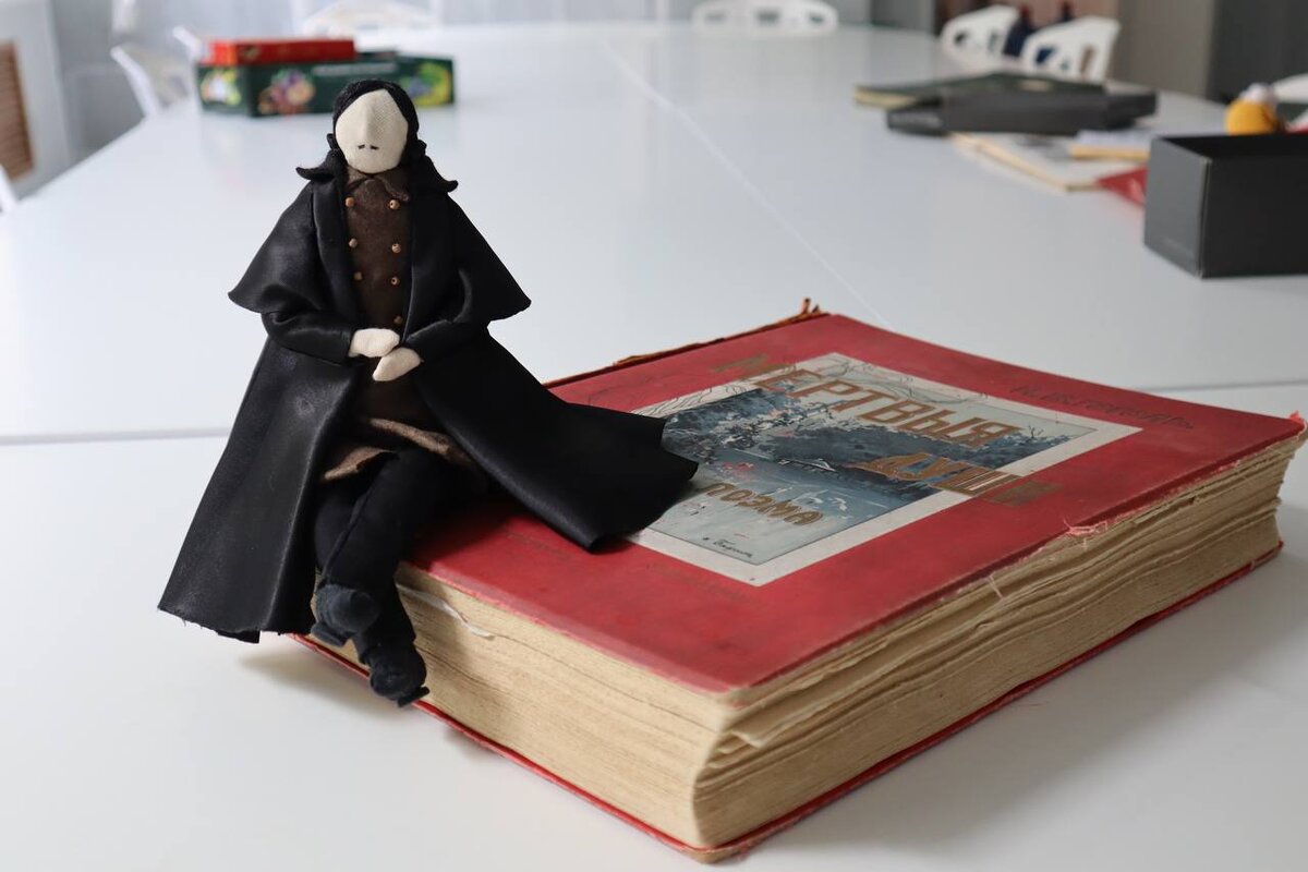 Гоголь Н.В. Похождения Чичикова или Мертвые души : поэма / Н. В. Гоголь ; текст по последней редакции академика Н.С.Тихонравова ; художественный отдел выполнен под наблюдением П.П. Гнедича и М.М.Далькевича. – Санкт-Петербург : издание А.Ф.Маркса, 1900. – 572 с. : ил. 