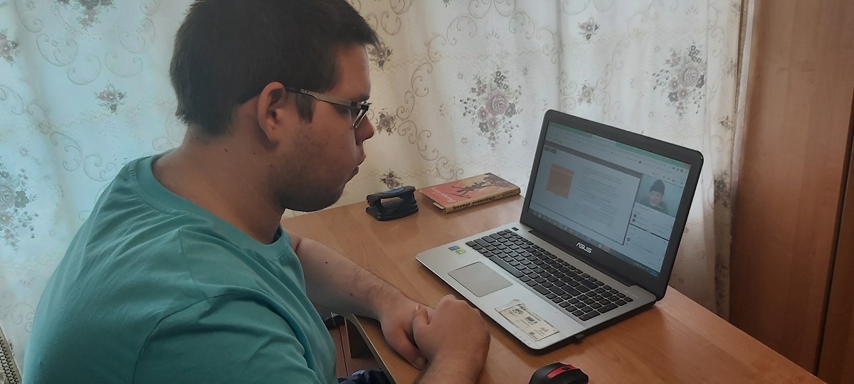 Студент 1 курса специальности "Библиотековедение" Тульского областного колледжа культуры и искусства Сосна Валерий