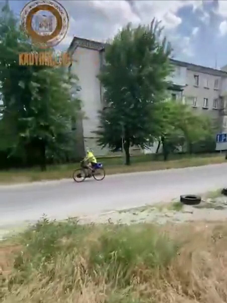 Мирные жители уже вышли на улицы, жизнь начинает налаживаться.