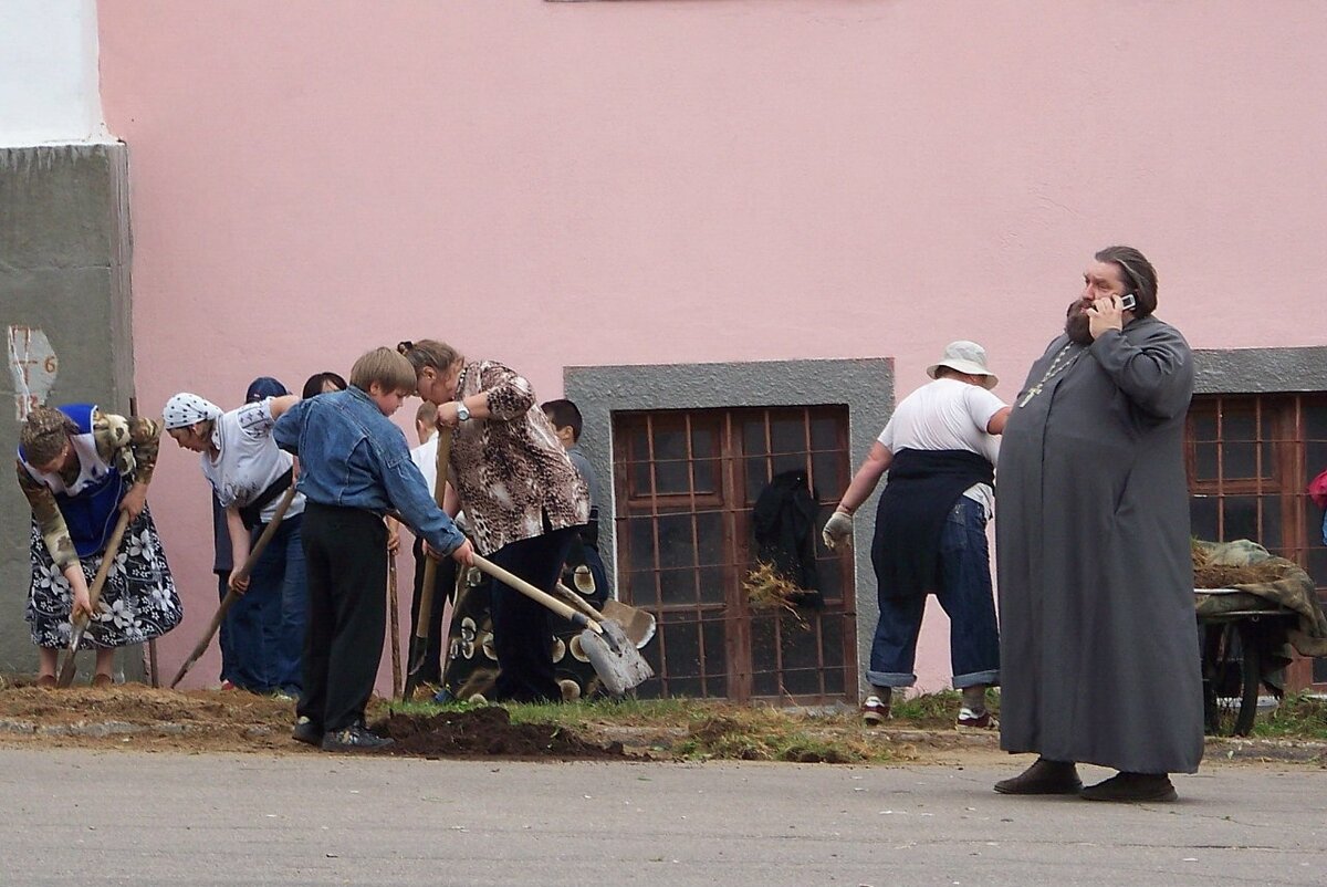 В храме субботник. Фото Яндекс.Картинки. 