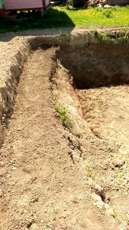 ступенька для удобства выхода из воды