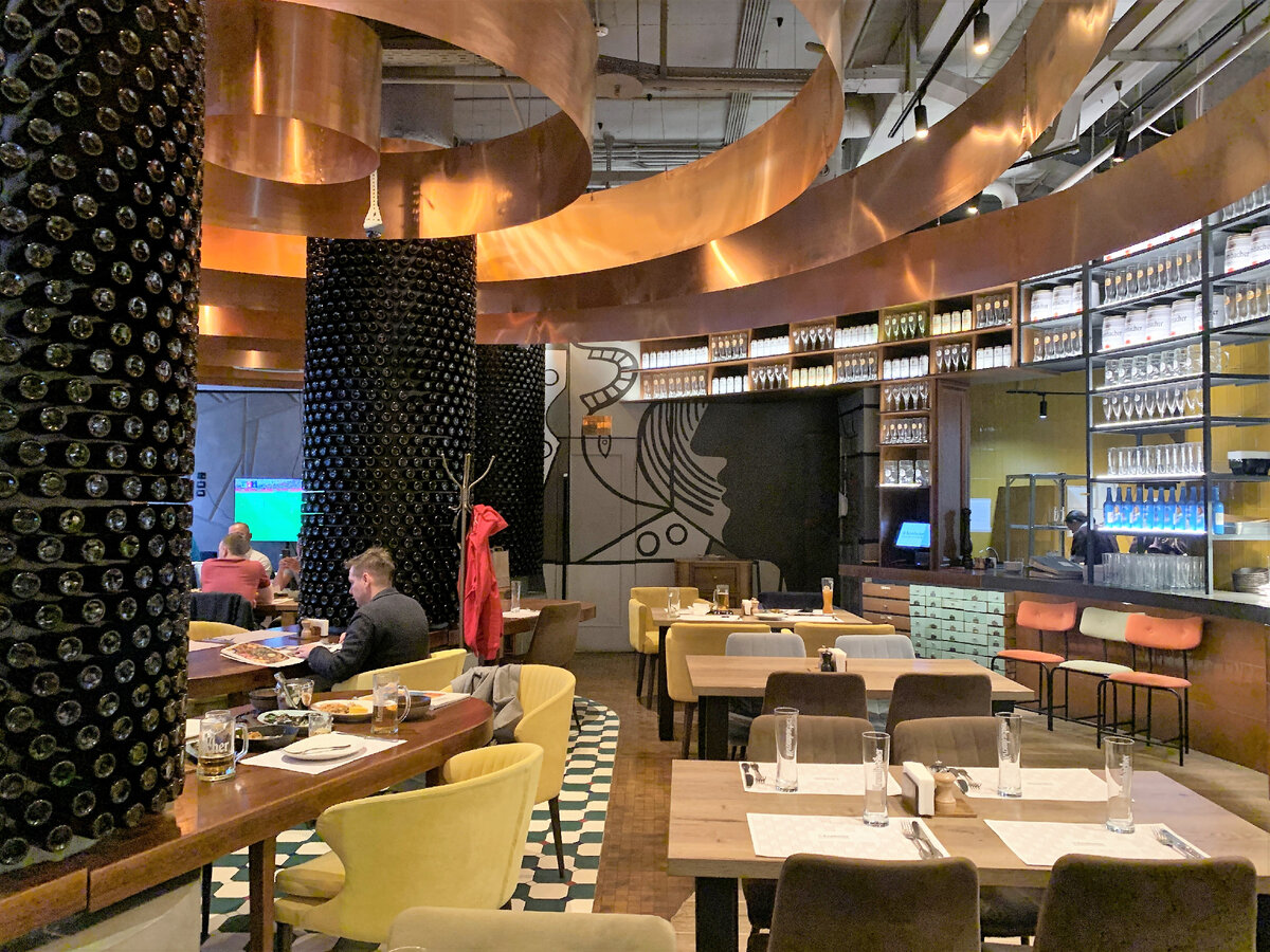 Krombacher Beer Kitchen большой, красивый пивной ресторан на Тверской