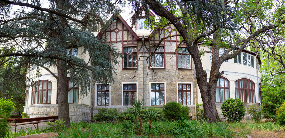 Гостевой  Дом «Олива Парк» располагается в уникальном месте, прямо рядом с  Массандровским парком.