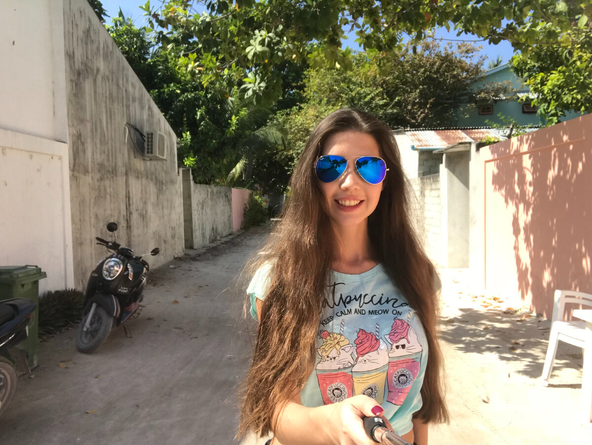 Просто прикрепила телефон к селфи палке и пошла снимать! Мальдивы, 2019.