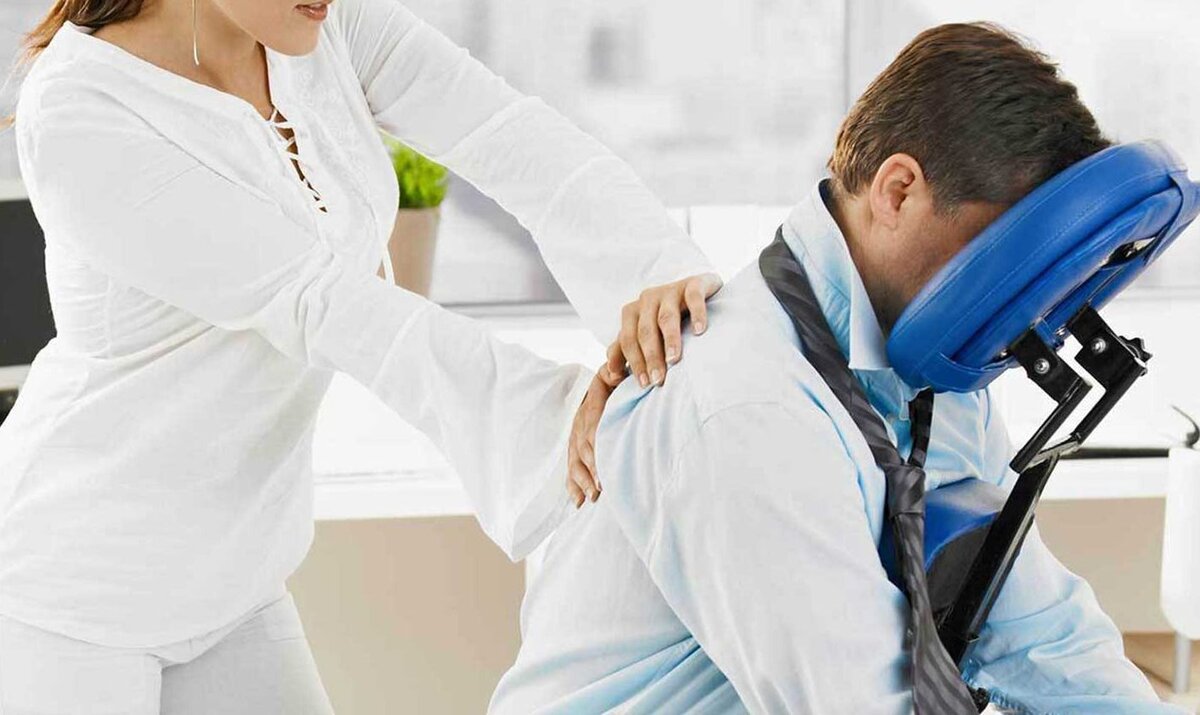 Массаж на стуле можно сделать быстро, не снимая одежды