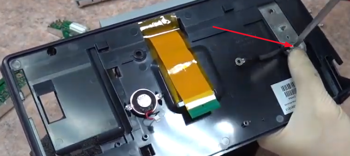 Снимем с дисплея верхнюю крышку. Для этого нужно выкрутить на ней шесть винтов. Шлейф с внутренней платы экрана проходит через крышку слева вверху, при снятии крышки нужно быть аккуратным, чтобы не повредить его