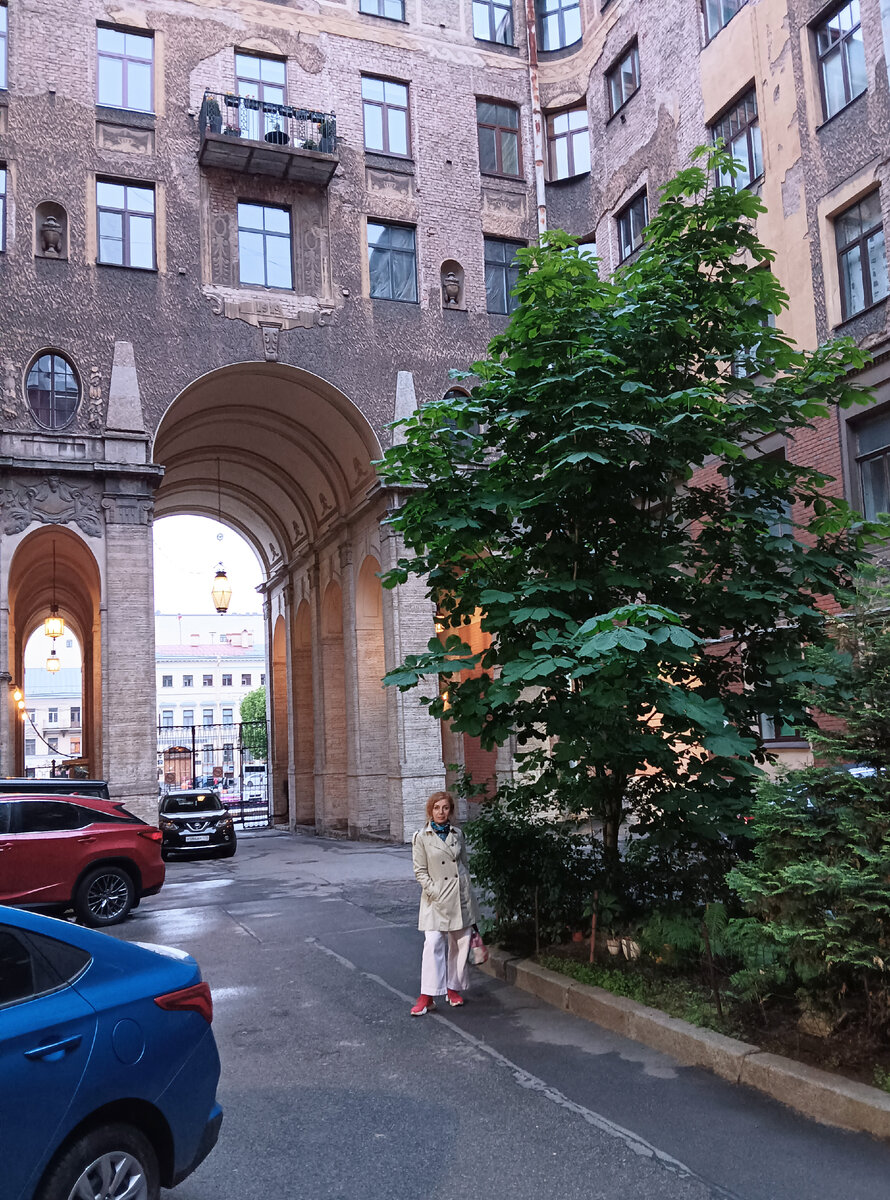 Фото автора. Во дворе  Толстовского дома.