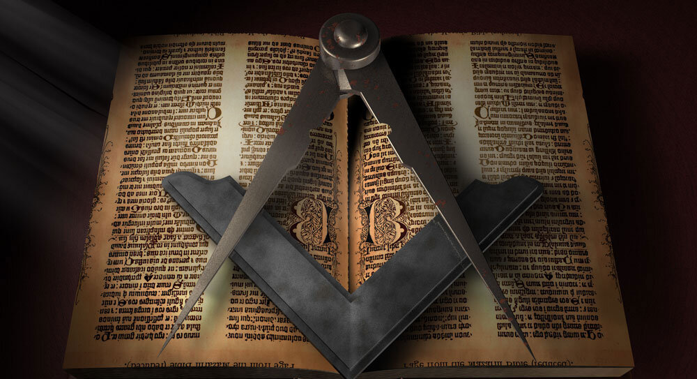 Циркуль и наугольник на книге священного закона