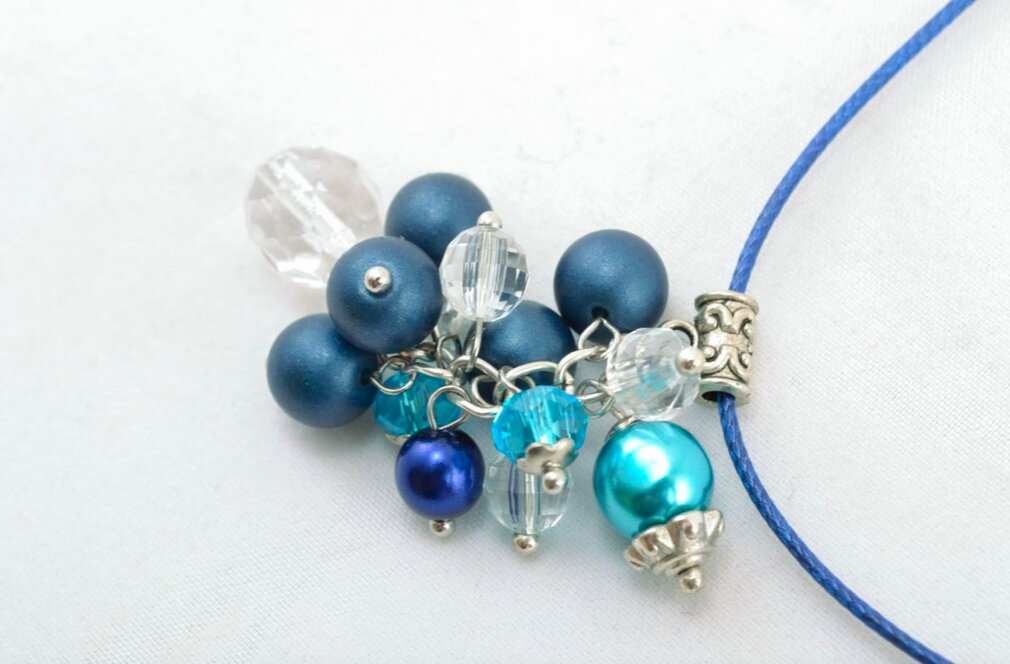  Подвеска из бусин