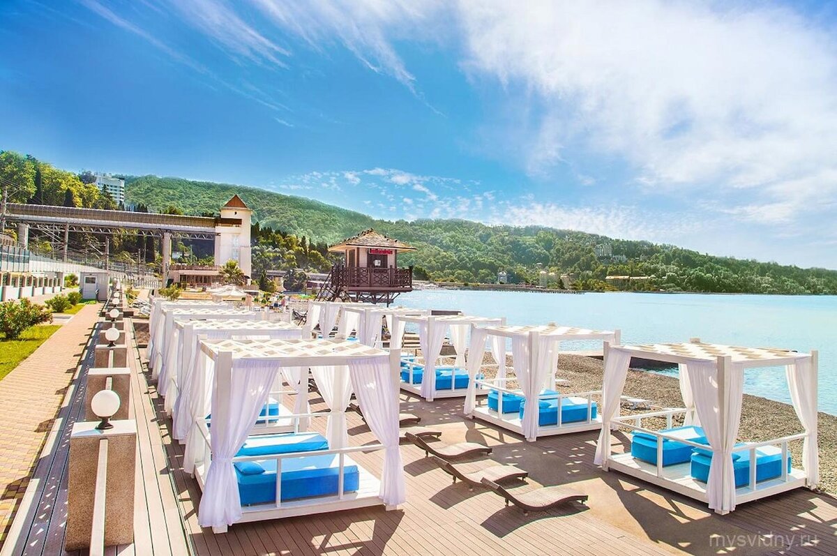     Частный пляж «Арт-Отеля» в Хосте