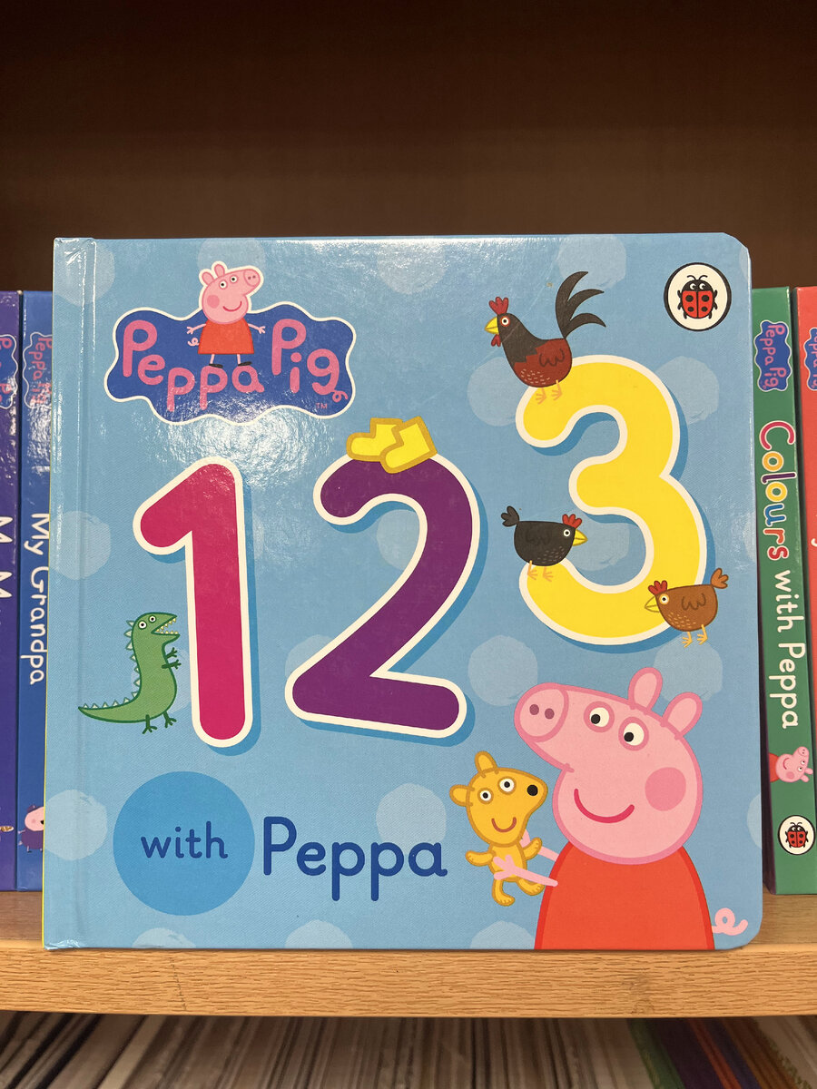 Вид книги, пример страницы и наша полочка с Пеппой