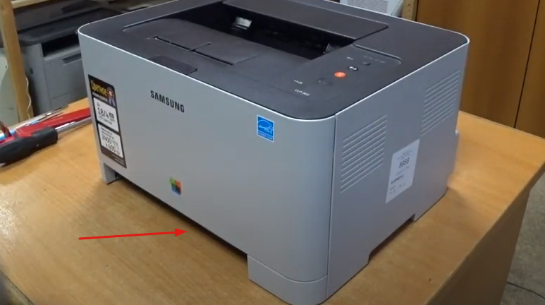 Принтер с извлеченным лотком для бумаги