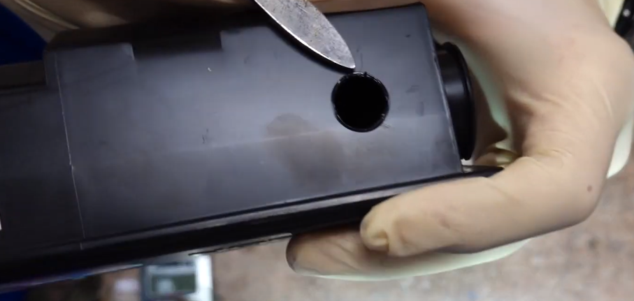 Оплавленная пластмасса после выплавления отверстия