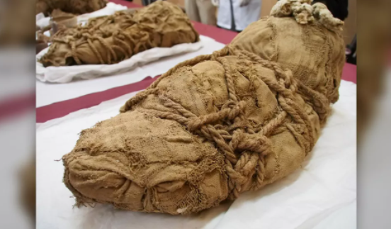 Погребальный сверток с недавно найденной детской мумией из археологического комплекса Кахамаркилья в Перу. Находка была представлена археологами Королевского колледжа Национального университета Сан-Маркос (UNMSM).