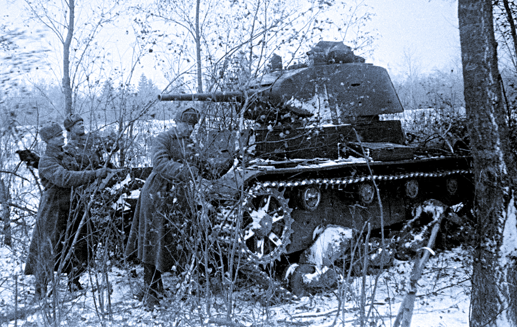 Т-26, спрятанный в подмосковном лесу, фото 1941 года. 