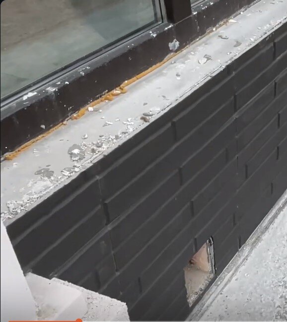 При законченной внешней отделке, о чем сигнализирует вывеска "Продам", наружные фасадные светильники и водосточная система, отливы под окнами отсутствуют. Изображение из видео