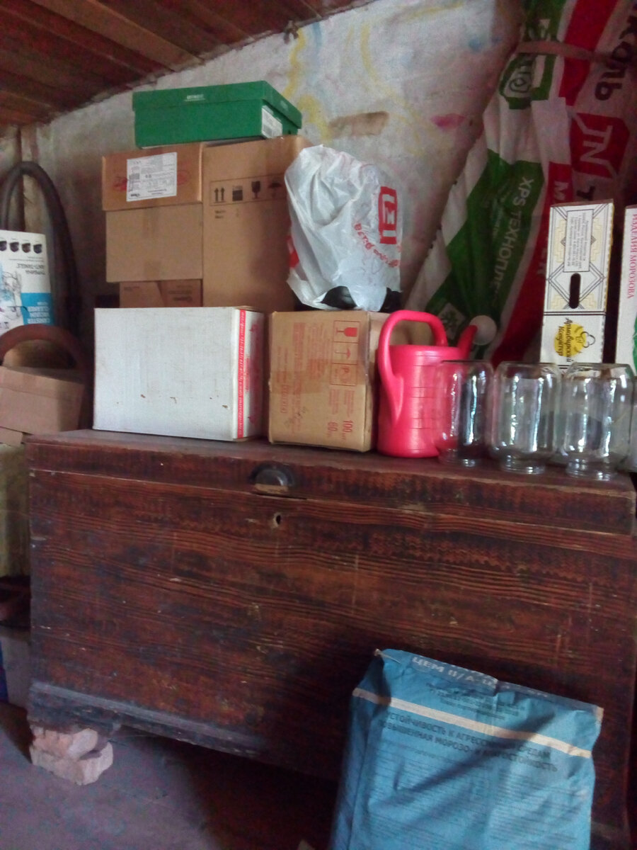 Бабушкин сундук. Трогать мы ничего не стали, а так хотелось.