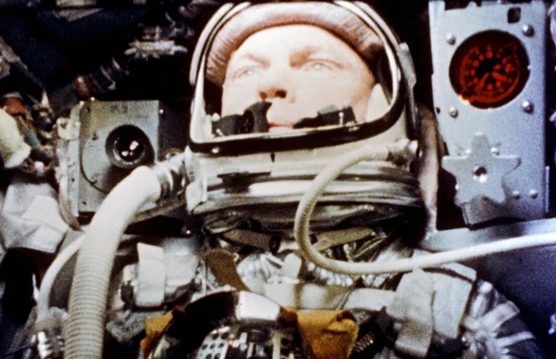 20 февраля 1962 года на космическом корабле "Меркурий-Атлас 6" полковник Джон Гленн совершил 3 витка вокруг земного шара, став человеком No5 в космосе.