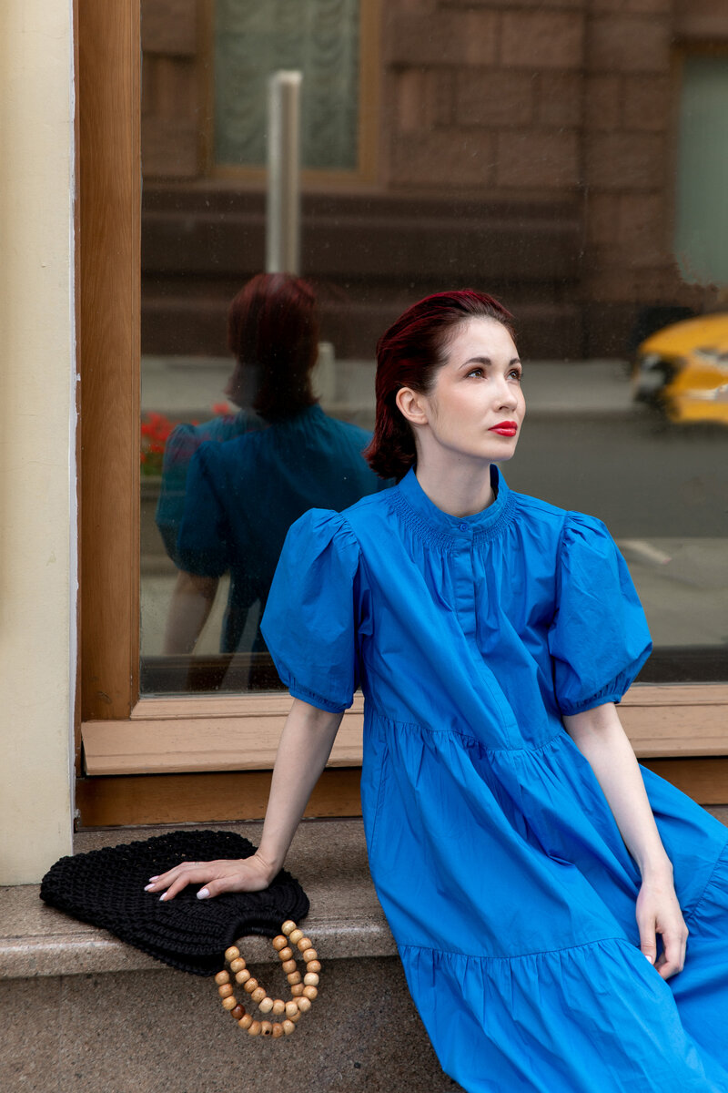 Образ Ларисы в ярко-синем платье и плетеной сумкой.