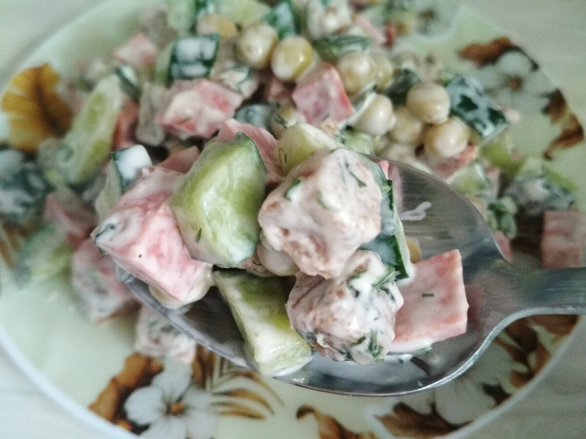 Фото автора. Салат с сухариками и свежим огурцом.