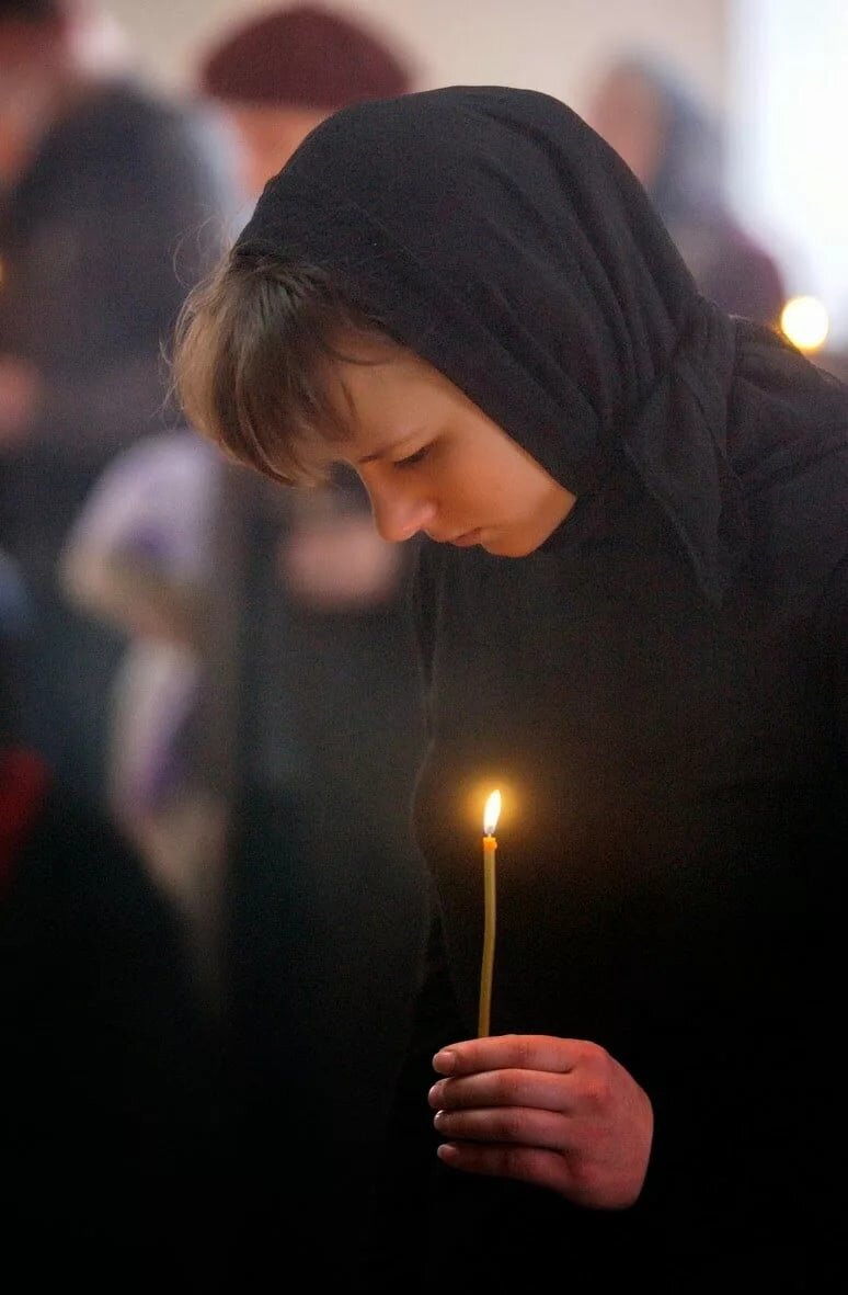 Прощение раскаявшихся. Молитва в храме. Женщина в храме. Люди в храме. Человек молится в храме.