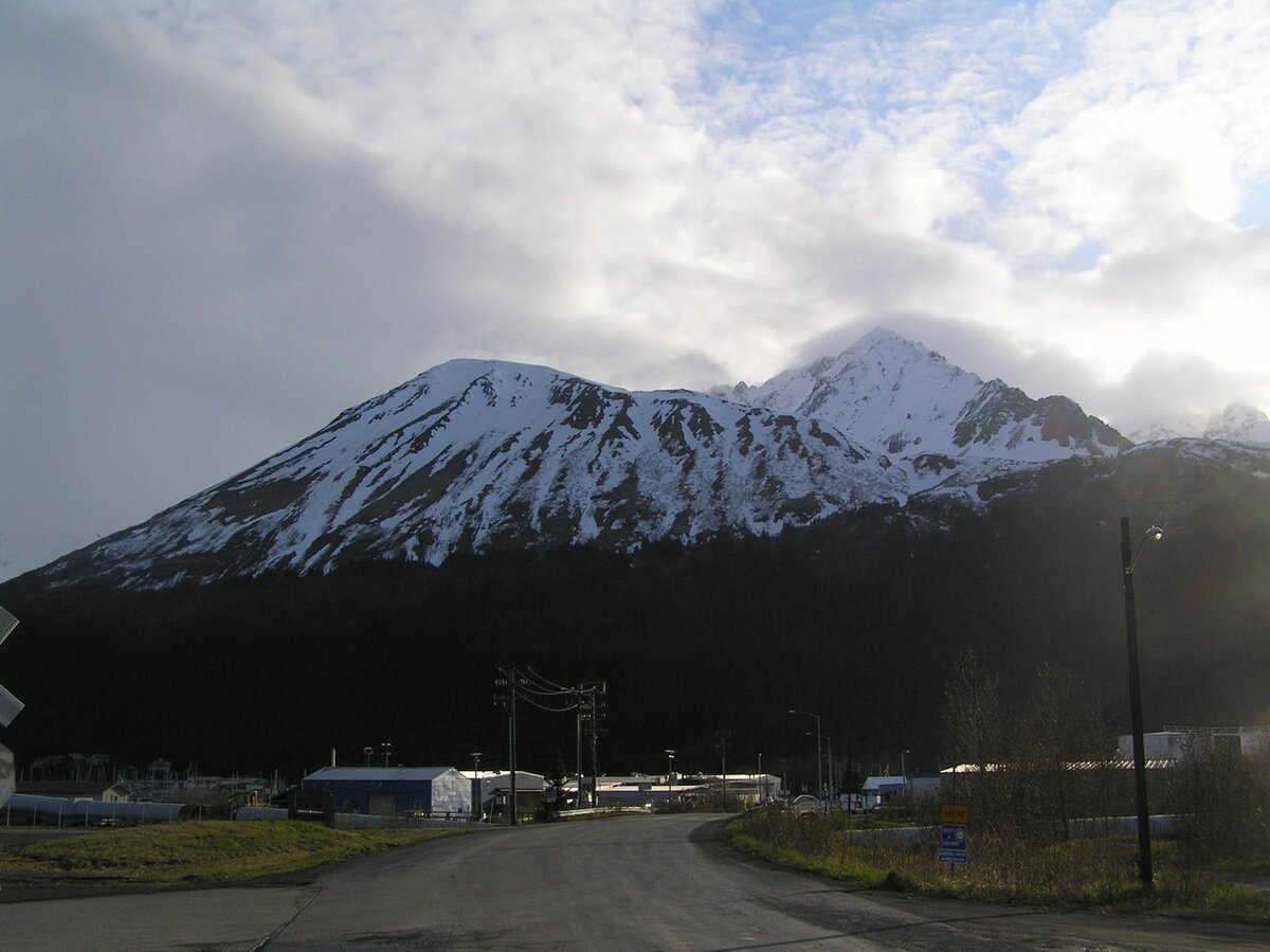 Мне удалось запечатлить сразу две вершины. На переднем плане первая ложная. За ней, чуть дальше и правее, настоящий пик 1471 метра.