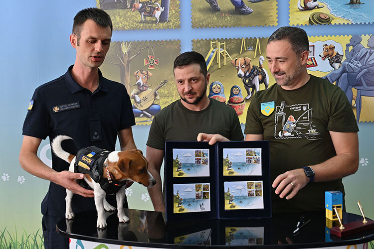 В четверг, 1 сентября, пока Зеленский позировал в одной из школ с псом Патроном, был подключен еще один план действий. Фото: © Ukraine Presidency / Keystone Press Agency / www.globallookpress.com