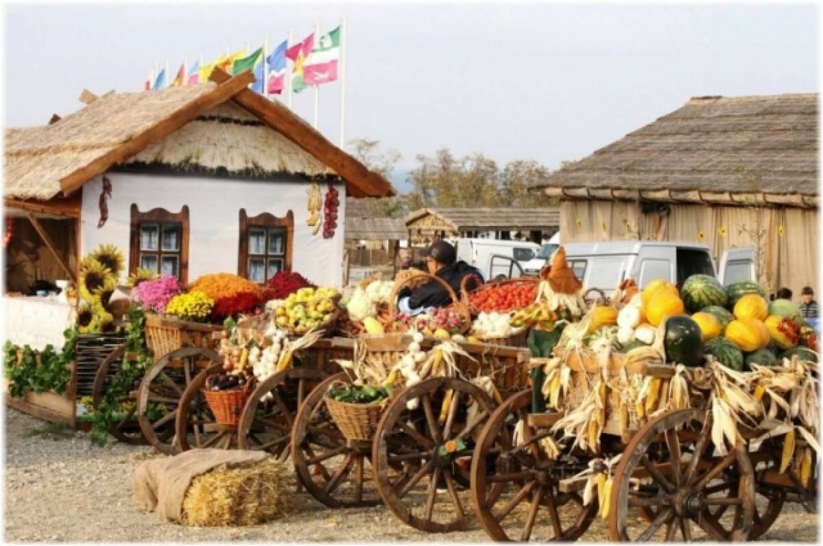    Одна из интересных локаций на осень - казачья станица на берегу моря.