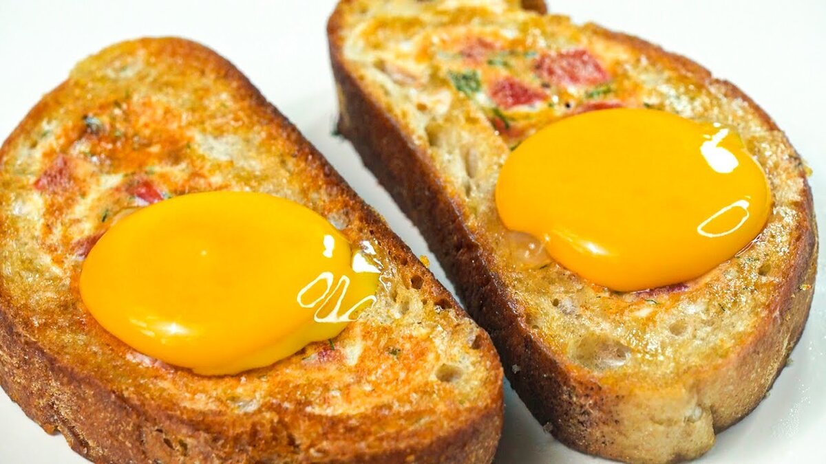 Яичница с овощами на бутерброде