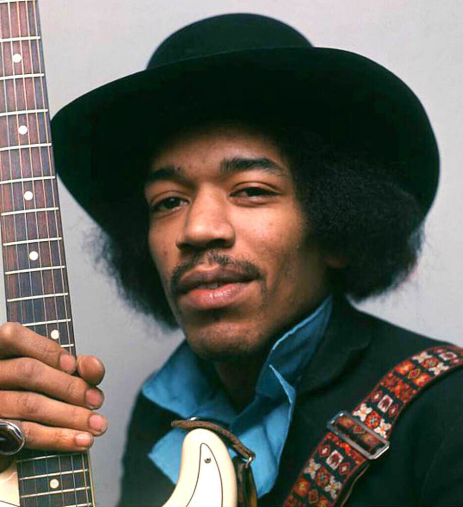 Хендрикс был левшой, поэтому на всех фото он держит гриф правой рукой.