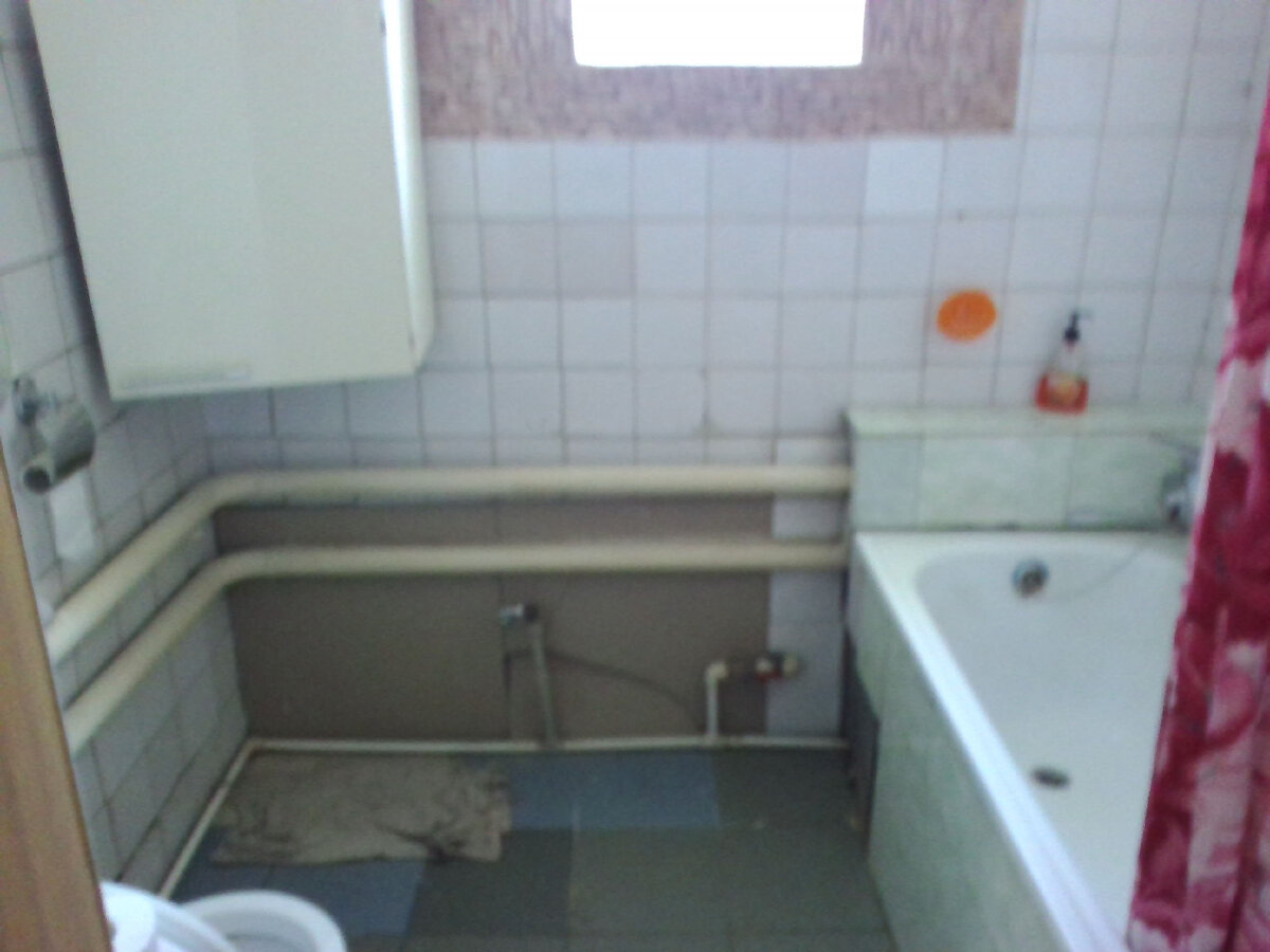 Такой была туалетная комната до ремонта.