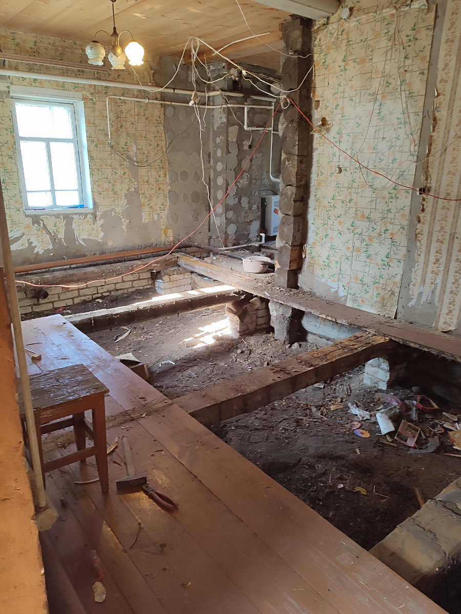 2 мая начали разбирать старые полы в будущей прихожан, ванной, туалете. 