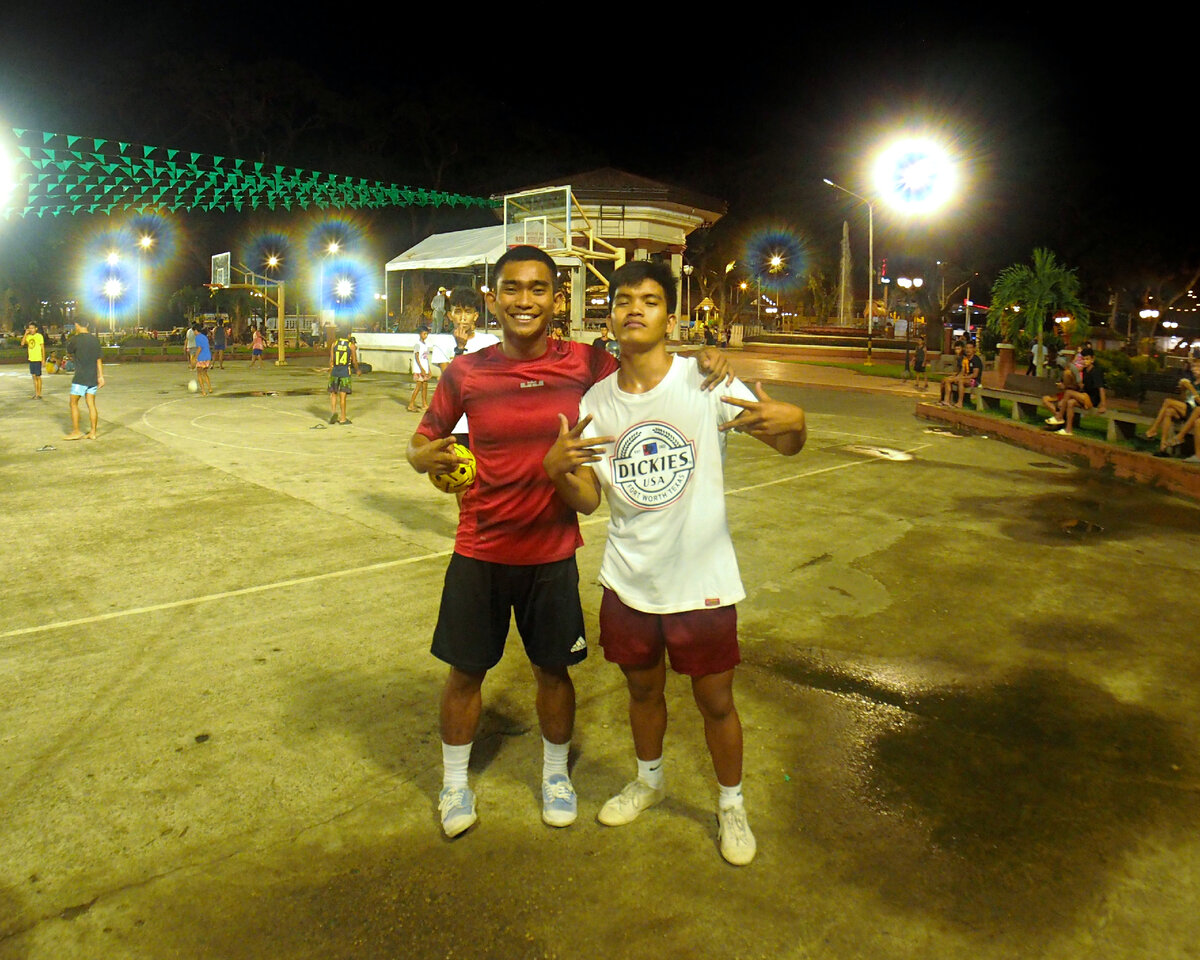 Желтый мячик в руках как раз для игры Sipa - волейбол ногами