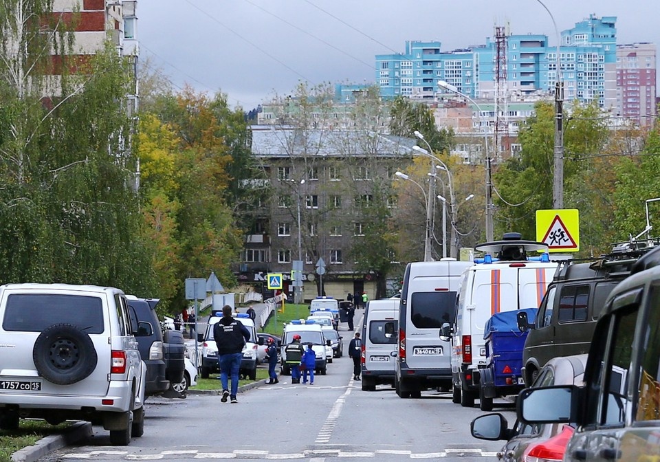     Утром 26 сентября вооруженный двумя пистолетами мужчина вошел в здание школы, застрелил охранника-пенсионера и далее перемещался по этажам, продолжая убивать.  REUTERS