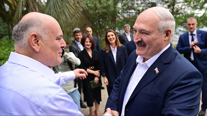 АЛЕКСАНДР ЛУКАШЕНКО И АСЛАН БЖАНИЯ. ФОТО: PRESIDENT.GOV.BY