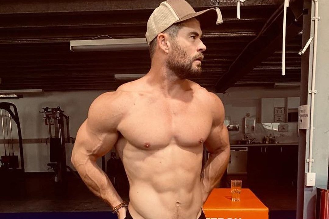     Тренировка Криса Хемсворта для похудения: быстрый комплекс упражнений с собственным весом