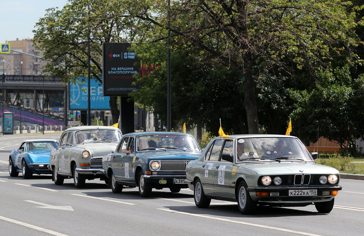 колонна классических автомобилей