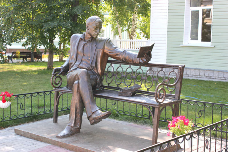 Памятная скульптура Борису Пастернаку. Автор Зураб Церетели.