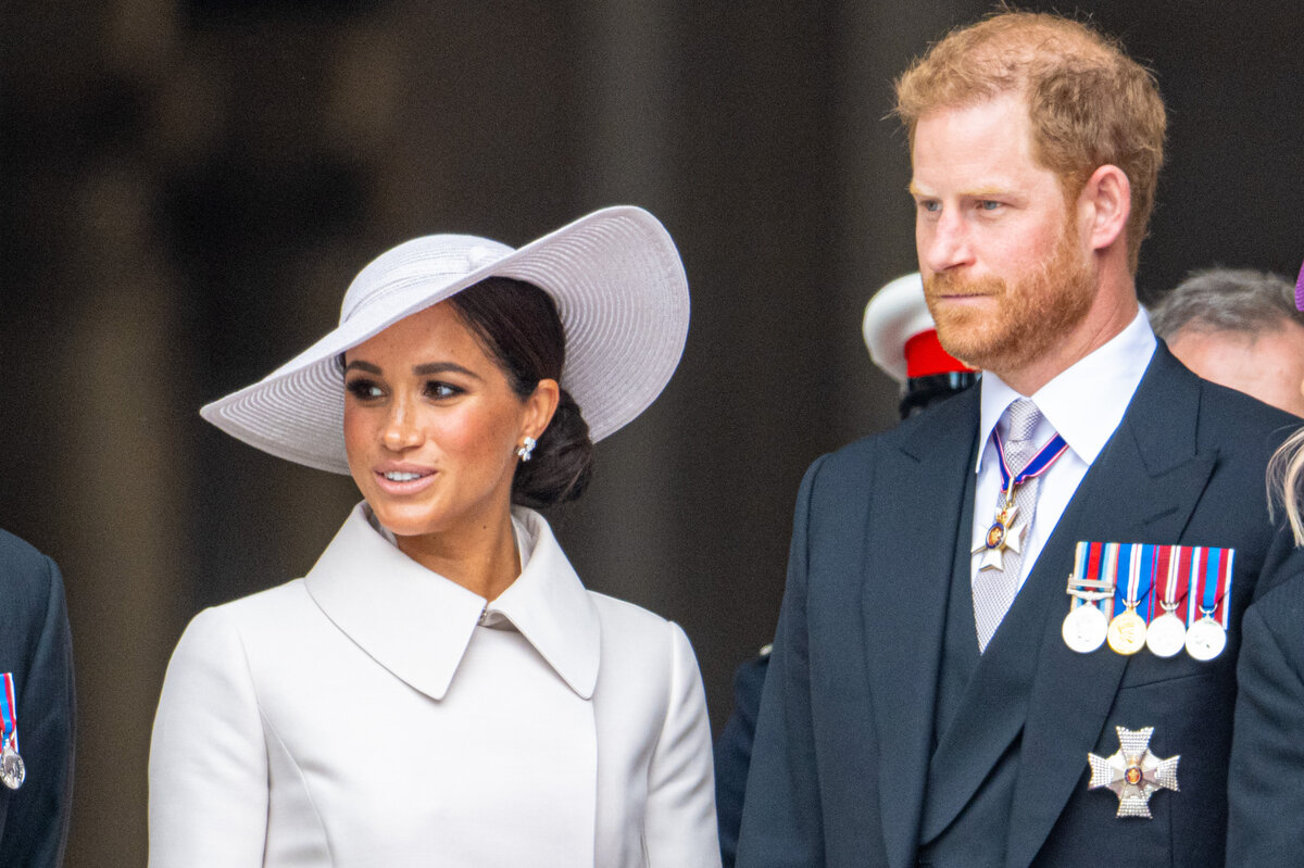     Меган Маркл и принц Гарри навсегда потеряли доверие Карла III и принца Уильяма