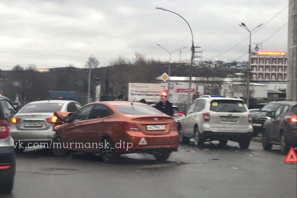     Водители, похоже, все дружно хотели попасть в левый ряд. Фото: vk.com/murmansk_dtp