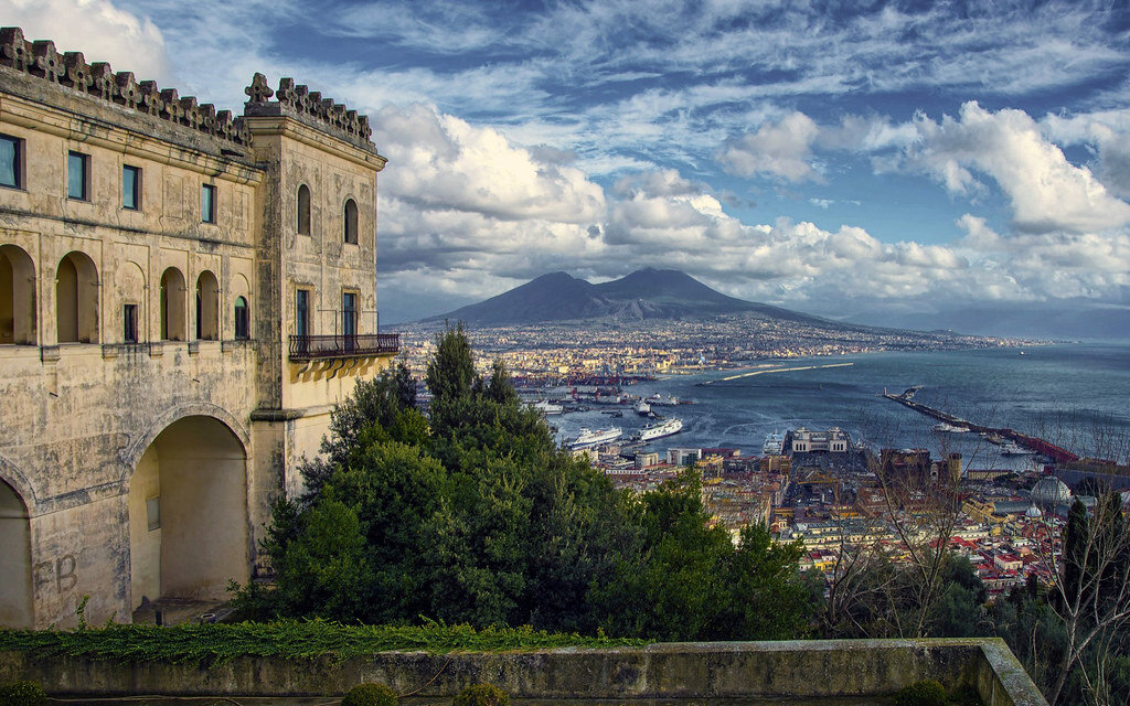 Неаполь город в италии. Город Неаполь Италия. Napoli город в Италии. Неаполь Вомеро. Монжи Италия Неаполь.