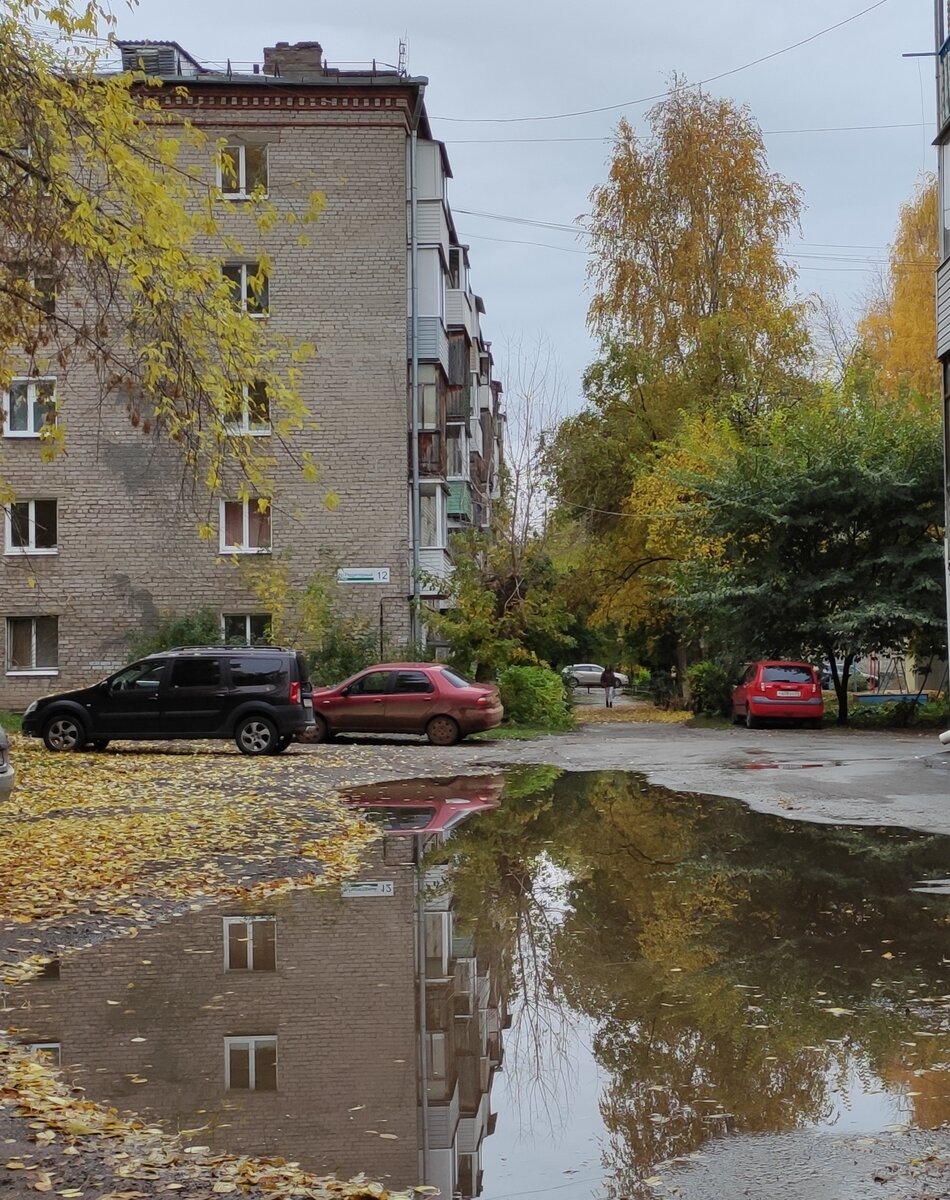 Когда идет дождик, то скучно? А если попрыгать по лужам