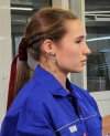 «Полина обрабатывала чароитовый куб на полировальном станке с помощью саржи и алмазной пасты. Куб - достаточно лёгкая форма для доводочных работ, а чароит сложный, пористый минерал. Чтобы облегчить задачу ведущей, мы подобрали образец из однородного материала, с которым проще работать», - рассказала студентка-экскурсовод.