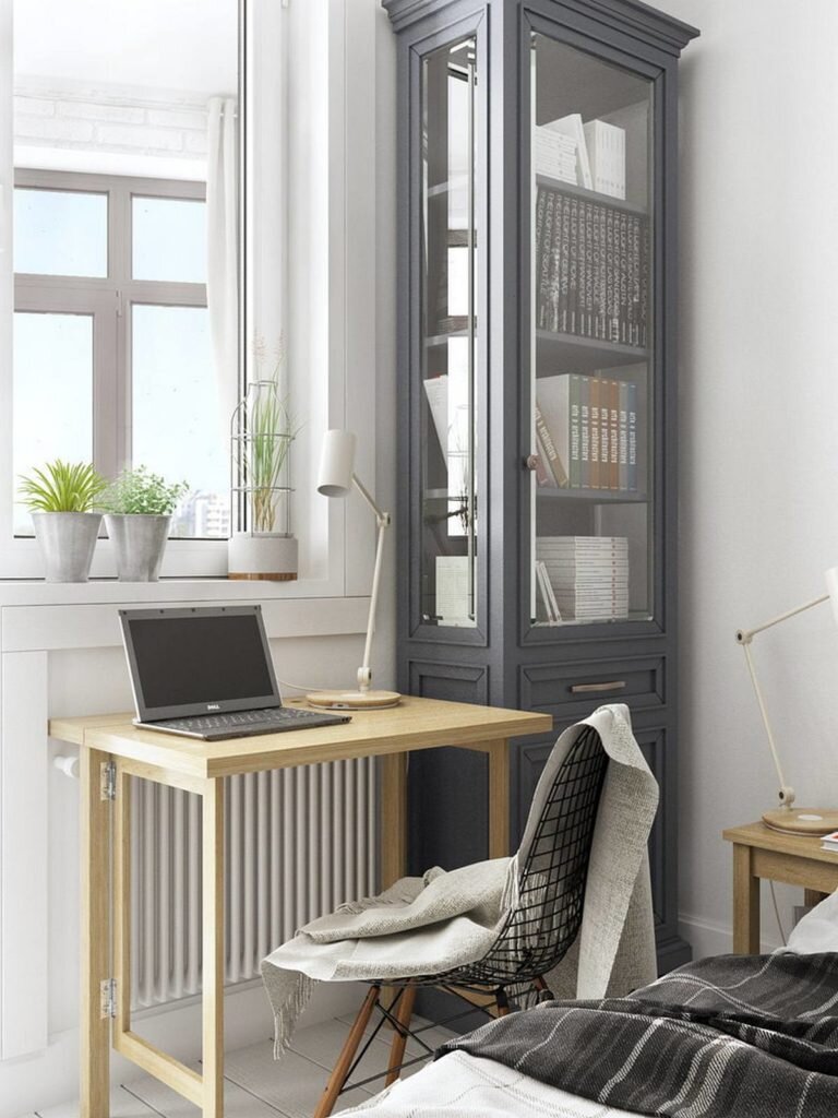 Кухня-гостиная, спальня, прихожая и полноценное рабочее место. Студия 28 кв.м. в монохромной палитре