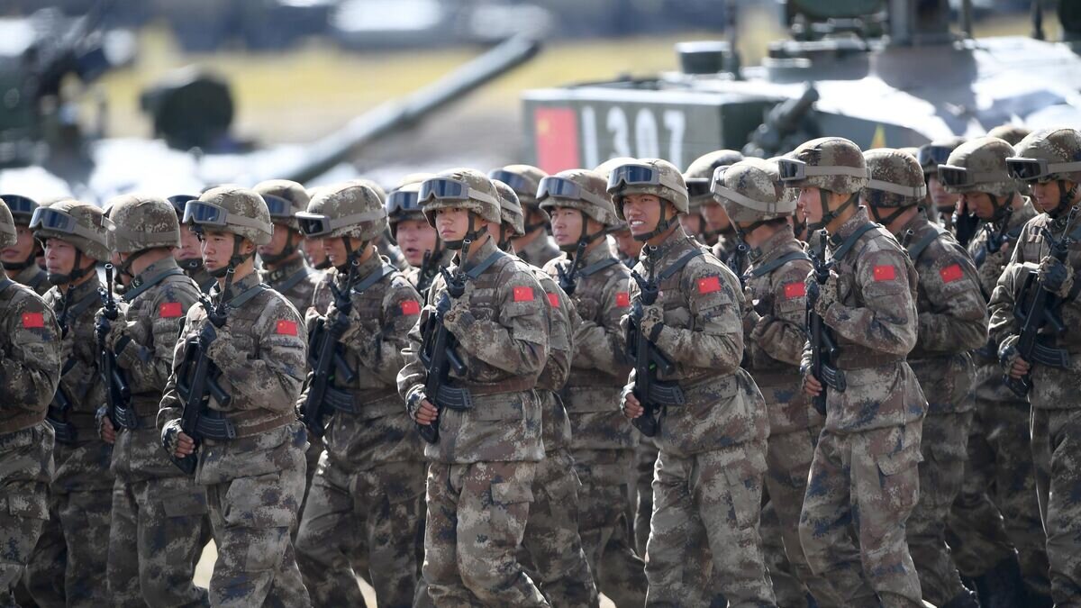    Военнослужащие армии КНР во время парада военной техники, участвовавшей в учениях "Восток-2018"© РИА Новости / Илья Питалев