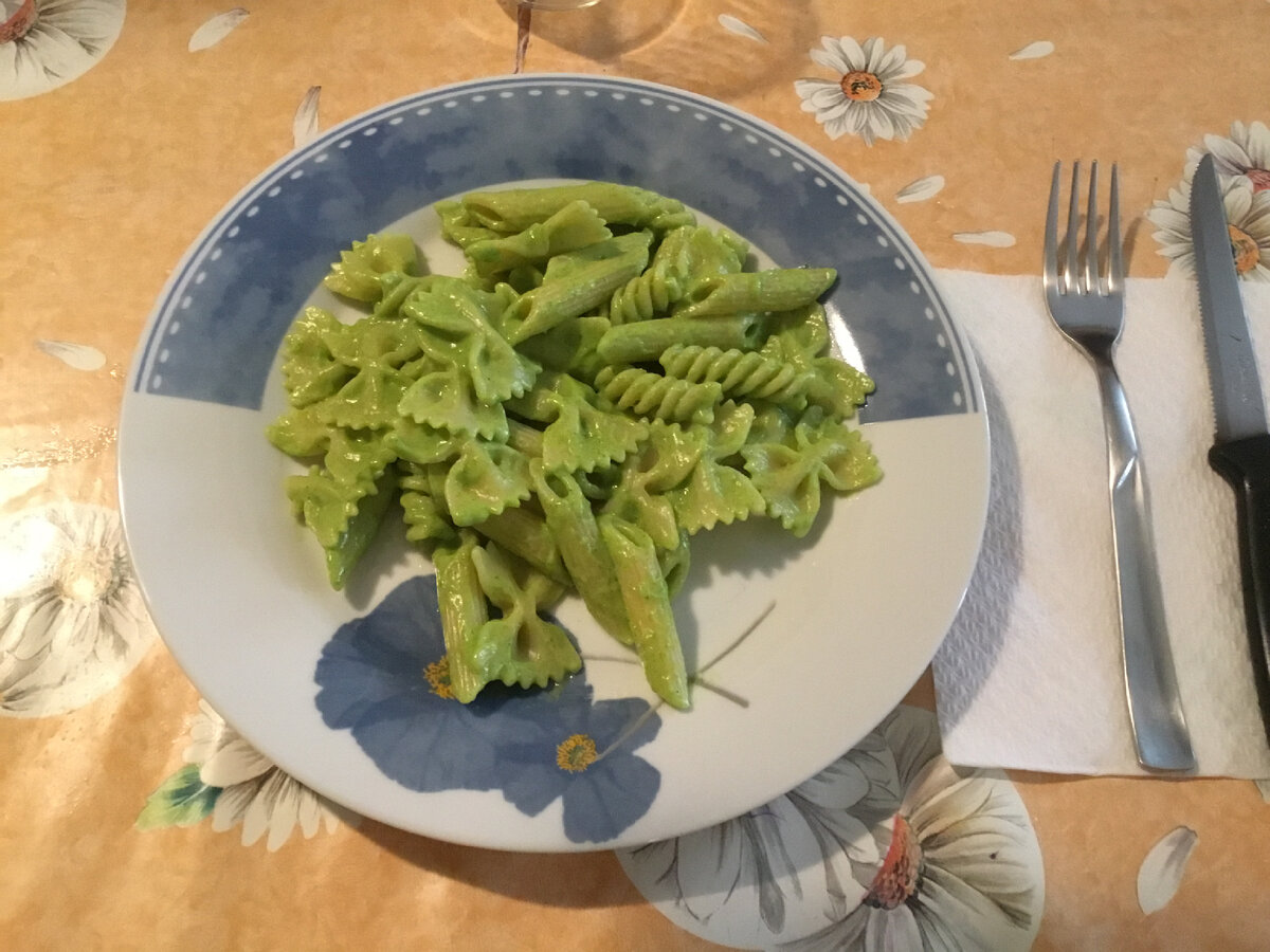 Часто остаются пачки с тремя макаронинами в каждой и не варить же по отдельности. Конечно, когда мы делаем покупки, то покупаем макароны двух-трёх видов и тогда используем остатки с соответствующим видом. Но иногда, покупки не сделаны, а голод не тетка, вот и варятся все остатки вместе. Главное, чтобы время варки у всех было одинаковым. 
