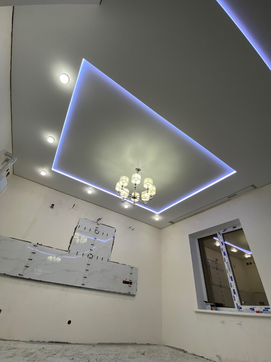 Двухуровневый натяжной потолок с подсветкой 