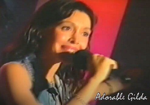 Это знаменитая аргентинская певица Хильда (Gilda) исполняет свою знаменитую песню No me arrepiento este amor. Там про corazon уже во второй строке начинается. А всего этих corazon'ов в ее музыкальном наследии... да, наверно, в каждой третьей песне.